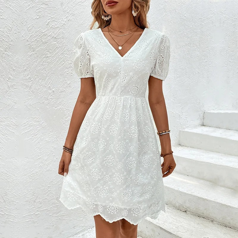 LF | Robe en ligne A avec œillets brodés et manches bouffantes